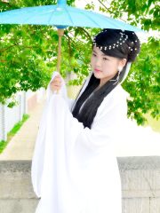 古风仙侠短剧封面，女主角古装飞天场景，金色光效华丽壮观