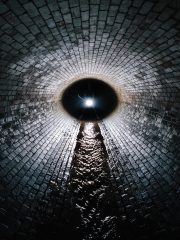 悬疑短剧封面，阴暗场景中主角手持手电筒探索，冷色调神秘紧张感